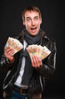Mann mit 50 Euro Fächer