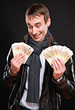Mann mit 50 Euro Fächer