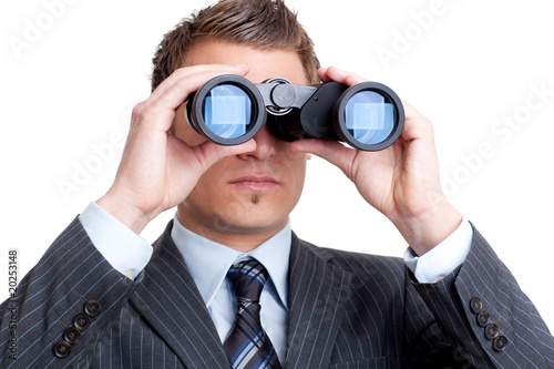 Foto: Eleganter Mann sieht durch Fernglas Eleganter Mann sieht durch Fernglas
