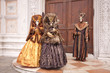 Tre persone con costume all' carnevale di Venezia