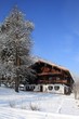 Haus in verschneiter Winterlandschaft, Tirol, Österreich