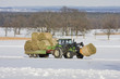 traktor mit stroh beladen