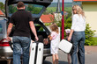 Familie im Auto verreist in den Urlaub