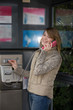 Frau telefoniert