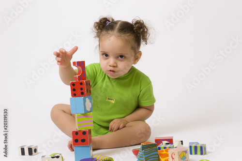 Jeu d'éveil et petite fille