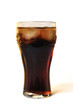 Verre de cola frais sur fond blanc Verre de cola frais sur fond blanc
