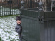 Enfant jouant a cache-cache