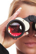 Portrait von Frau mit Fernglas