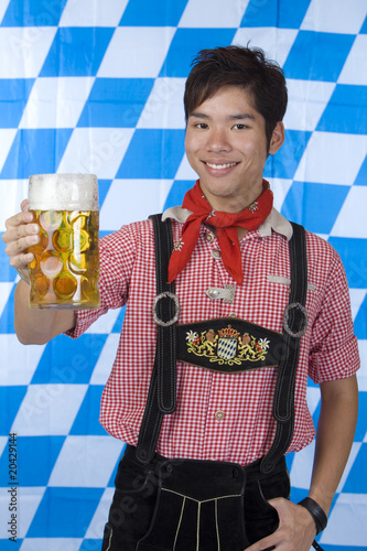 Foto: Smiling happy man holding Oktoberfest beer stein (Mass) Smiling happy man holding Oktoberfest beer stein (Mass)