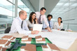 Groupe d'architectes en réunion de travail Groupe d'architectes en réunion de travail