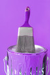 Foto: Purple paint and brush Purple paint and brush