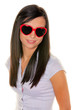 Frau flirtet mit Sonnenbrille in Herz Form