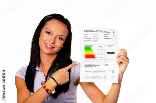 Foto: Frau mit einem Energieausweis (Deutschland) Frau mit einem Energieausweis (Deutschland)