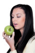Frau mit Apfel, Obst und Vitaminen bei Diät