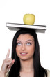 Studentin mit Apfel und Buch beim lernen