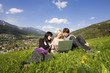 Foto: junge menschen mit laptop junge menschen mit laptop