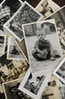 Kindheit: von alten Fotos Stapel