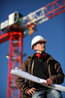 Chef de chantier près d'une grue