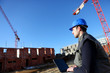 Entrepreneur sur un chantier de construction Entrepreneur sur un chantier de construction