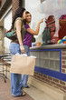 Foto: Young Women Window Shopping Young Women Window Shopping