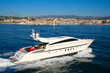 yacht en baie de cannes