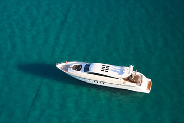 yacht en baie de cannes