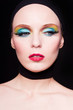 femme blonde beauté maquillage faux cils