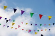 Ciel en Fête, fanions colorés dans le ciel bleu. Ciel en Fête, fanions colorés dans le ciel bleu.
