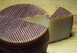 Porción de queso manchego.