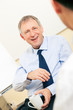 Businessteam diskutiert erfreuliche Dinge