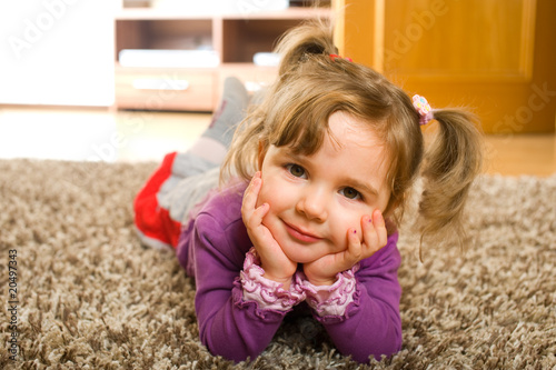 Photo: Kind allein in der Wohnung Kind allein in der Wohnung