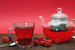 théière et tasse de thé aux fruits rouges