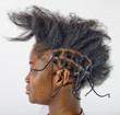 jeune femme aux cheveux crepus en cours de coiffure