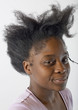 jeune femme aux cheveux crepus dressés
