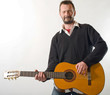 homme joue de la guitare avec émotion