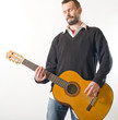 homme joue de la guitare avec émotion