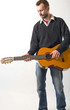 homme joue de la guitare avec émotion