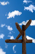 Freigestellter Wegweiser vor blauem himmel