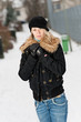 Model im Schnee mit Handschuhen