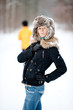 Model im Wald Schnee jogger