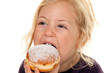 Kind im Fasching mit Krapfen. Faschingskrapfen