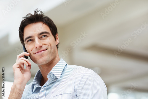 Foto: Smiling man talking on cellphone with copyspace Smiling man talking on cellphone with copyspace