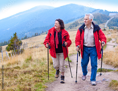 Foto: hiking seniors 17 hiking seniors 17