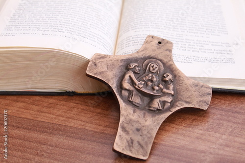 Foto: Bronzekreuz vor aufgeschlagener Bibel Bronzekreuz vor aufgeschlagener Bibel