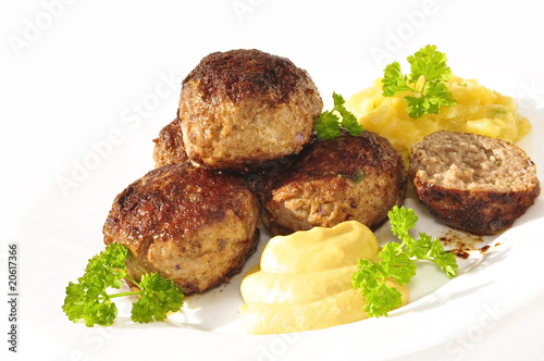 Foto: Hackfleisch-Klopse mit Senf und Kartoffelsalat Hackfleisch-Klopse mit Senf und Kartoffelsalat