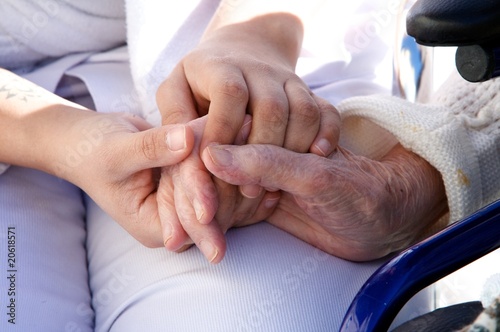 Foto: mains de personnel soignant assistant une personne agée mains de personnel soignant assistant une personne agée