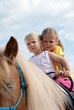 kinder im freien beim ponyreiten