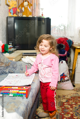 Photo: Kind allein in der Wohnung Kind allein in der Wohnung