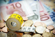 Mètre ruban et monnaie d'euro