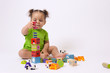 Bébé et jeu de construction